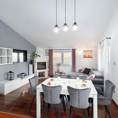 Two-bedroom In Ferienhaus Omiš