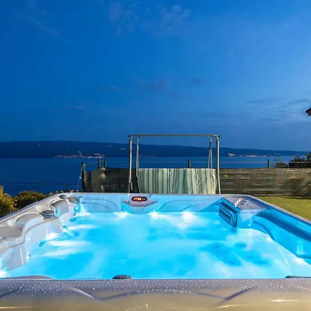 Holiday home Lovely In With Kitchen Omis